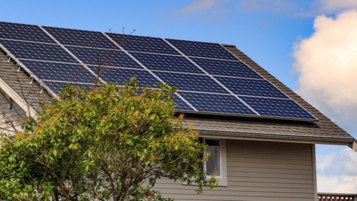 Équiper les logements sociaux de panneaux solaires pour réduire la facture énergétique