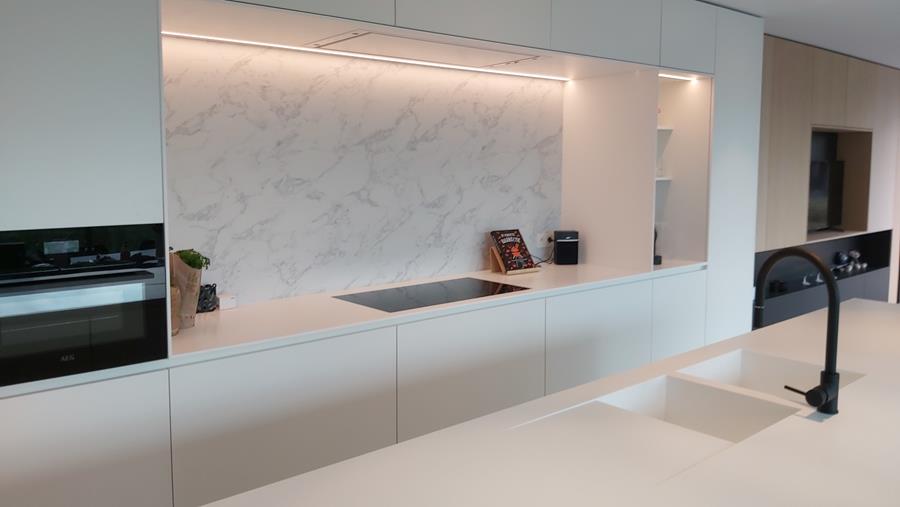 Ver-di Interieurbouw levert keukeneiland in solid surface op