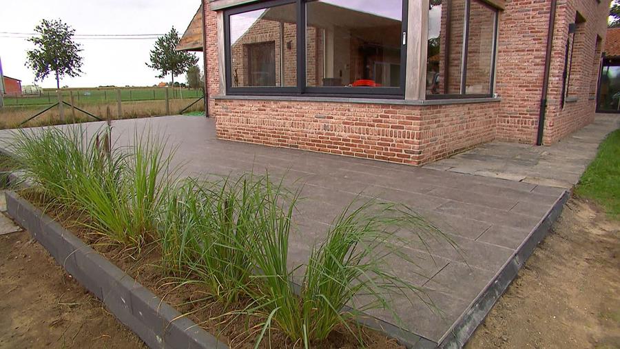 Hoe leg je een stenen terras aan met hoogteverschillen?