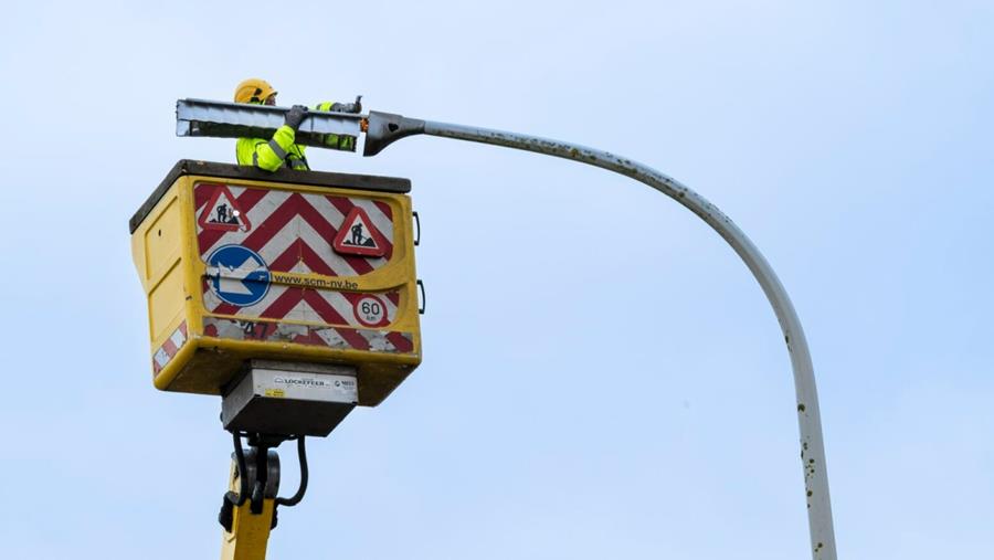 Routes et éclairage de la circulation le long des routes régionales flamandes converties aux LED