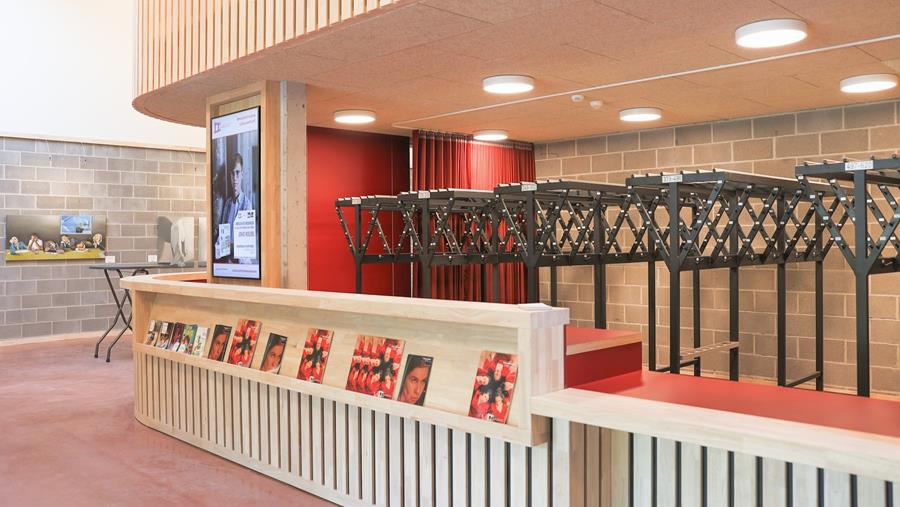 Warme inkomhal met verfijnd lijnenspel in hout