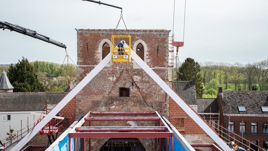 Du bois pour restaurer la grandeur de l'église de Galmaarden