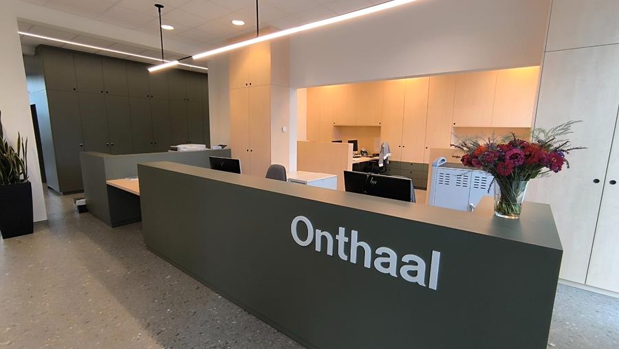 Warm en functioneel onthaal met dubbele laminaatafwerking